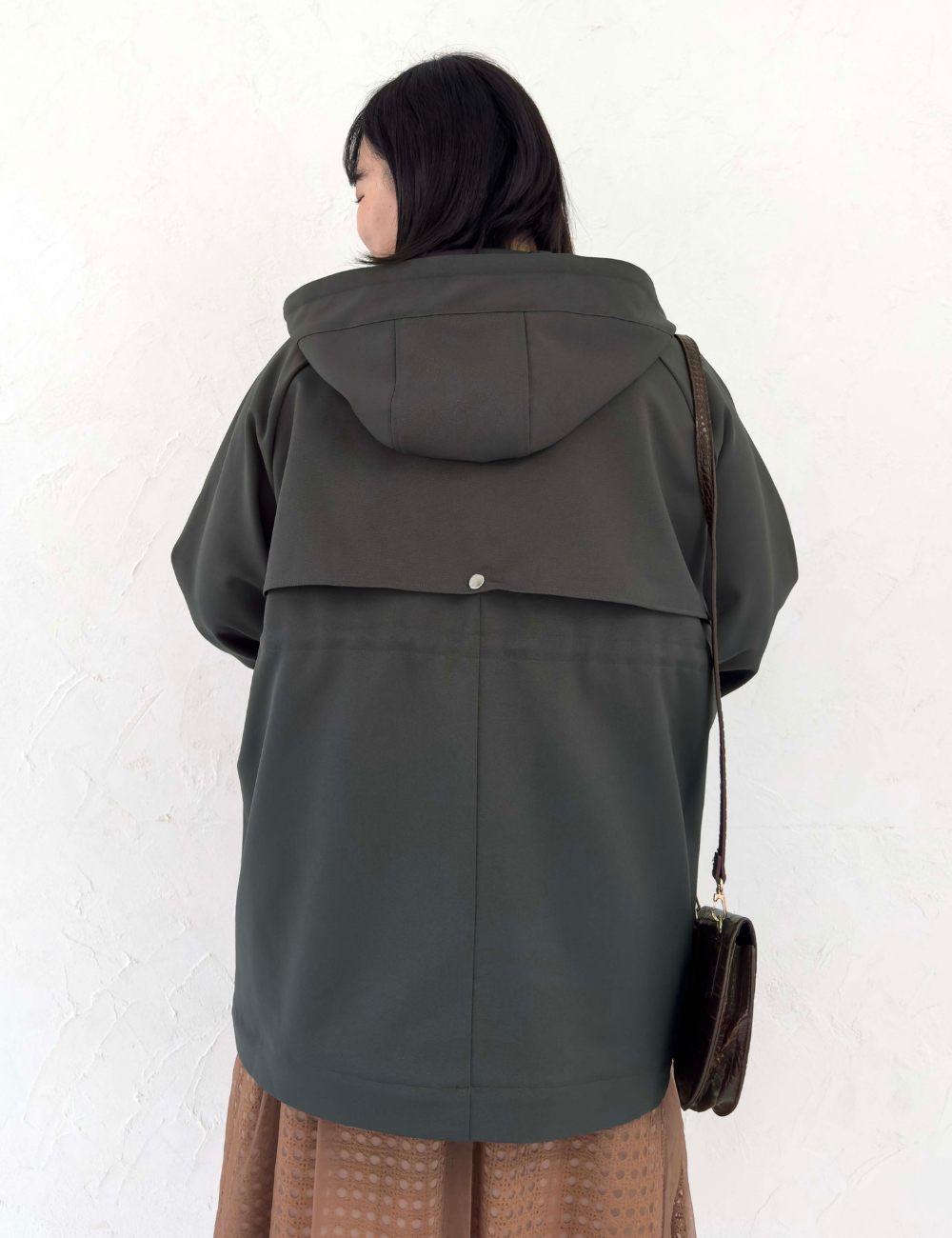 CINEMATIQ 【日本製制電生地】デイリーBAGレインコート ダークグレー アップ モデル着用