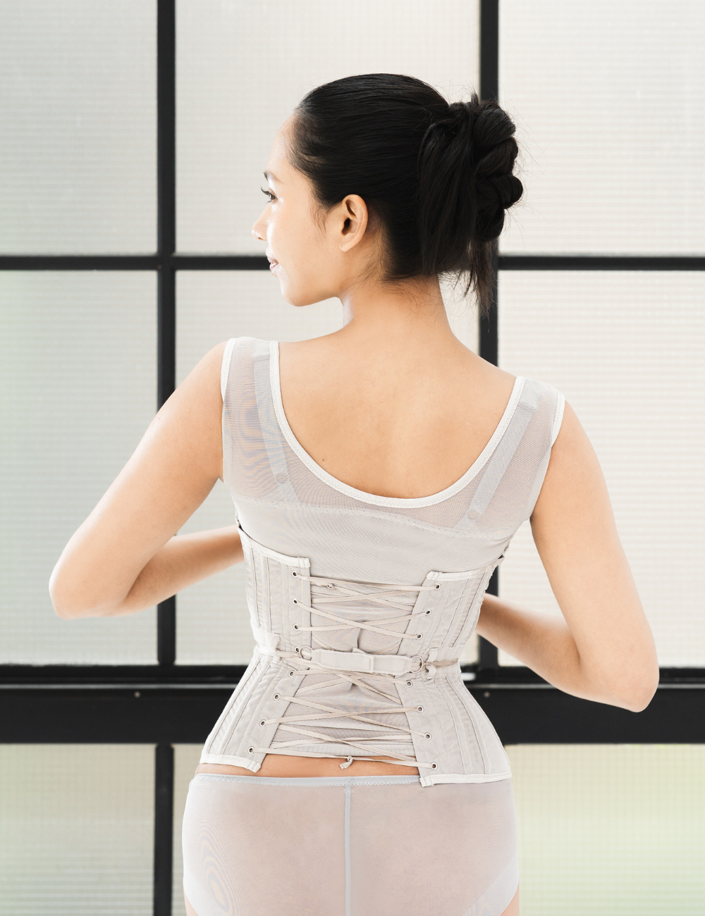Enchanted Corset 【日本製】 Gina(ジーナ)【バストリフトコルセット】 グレージュ 背面 モデル着用