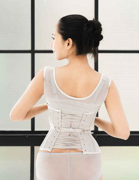 Enchanted Corset 【日本製】 Gina(ジーナ)【バストリフトコルセット】 グレージュ 背面 モデル着用