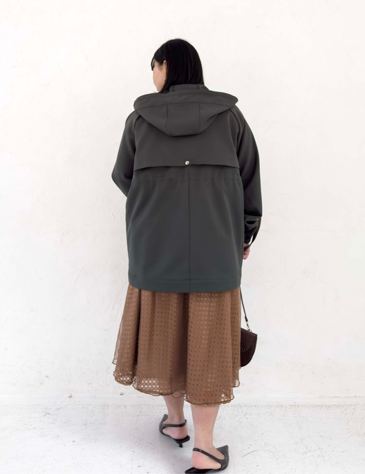 CINEMATIQ 【日本製制電生地】デイリーBAGレインコート ダークグレー 背面 モデル着用