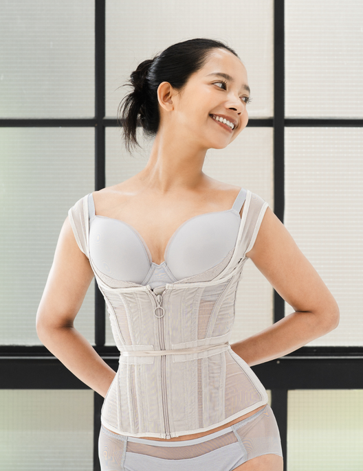 Enchanted Corset 【日本製】 Gina(ジーナ)【バストリフトコルセット】 グレージュ 正面 モデル着用