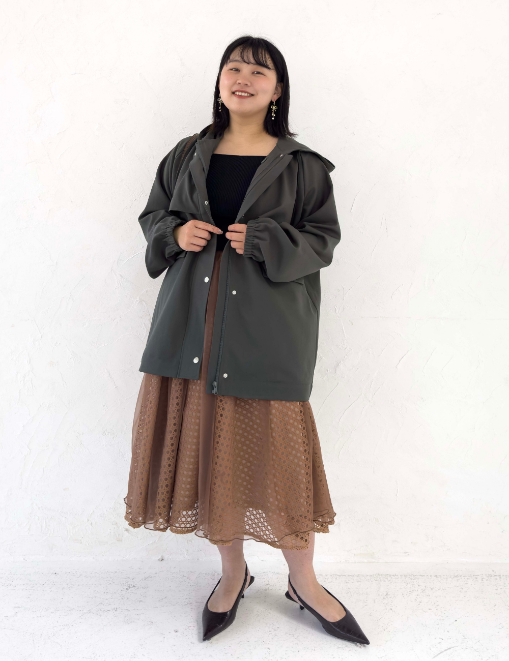 CINEMATIQ 【日本製制電生地】デイリーBAGレインコート ダークグレー 正面 モデル着用