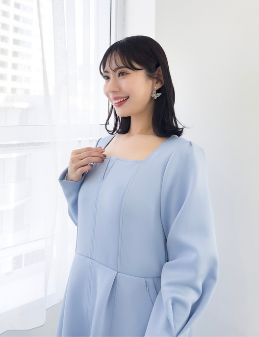 CINEMATIQ キーネックポンチワンピ ライトブルー アップ モデル着用