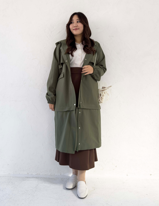 CINEMATIQ 【日本製制電生地】デイリーBAGレインコート カーキ 正面 モデル着用