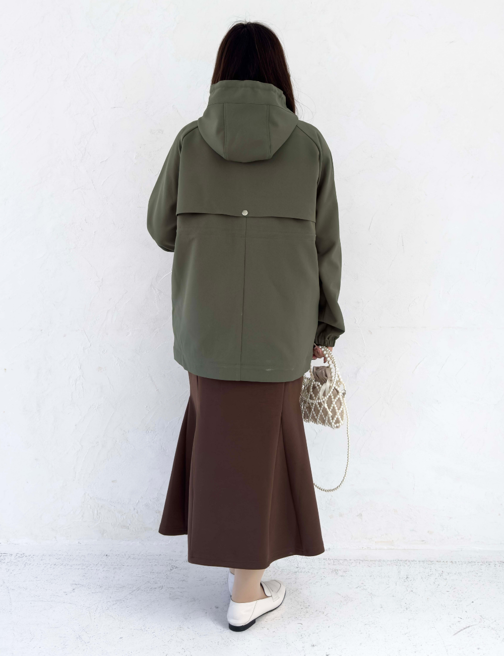 CINEMATIQ 【日本製制電生地】デイリーBAGレインコート カーキ 背面 モデル着用