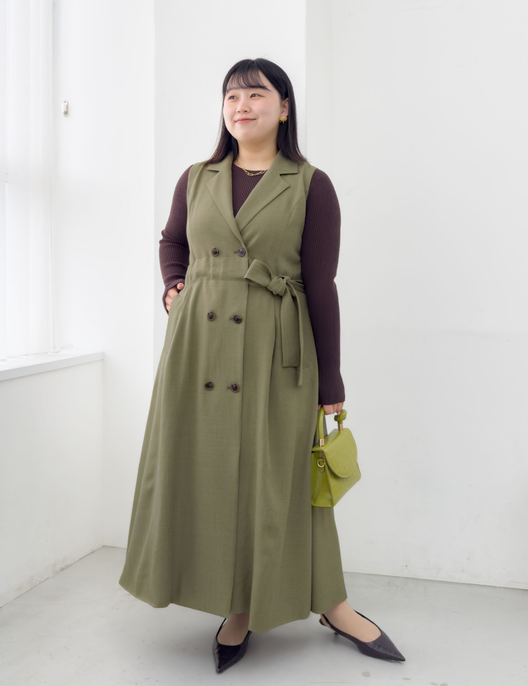 CINEMATIQ リアルフリージレワンピ カーキ 正面 モデル着用