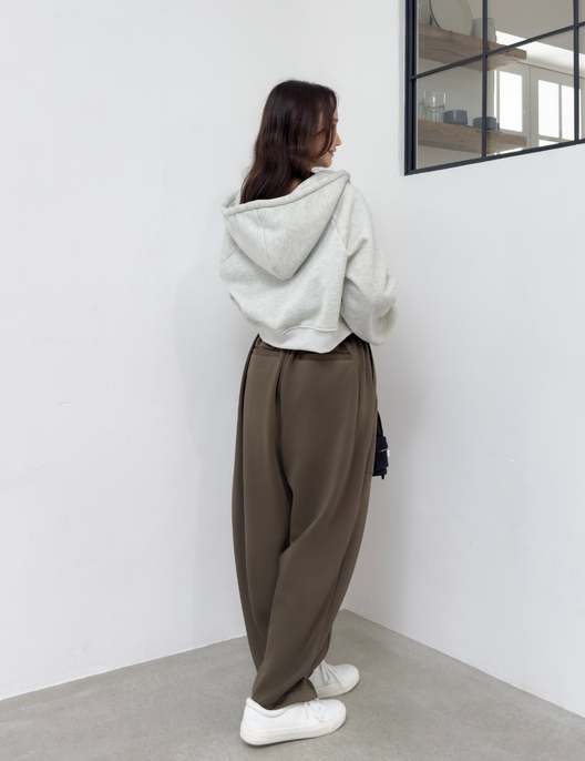 CINEMATIQ 【ベーシックライン】ダブルポケットカーブパンツ カーキ 背面 モデル着用