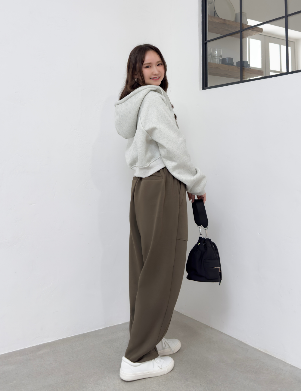 CINEMATIQ 【ベーシックライン】ダブルポケットカーブパンツ カーキ 横 モデル着用