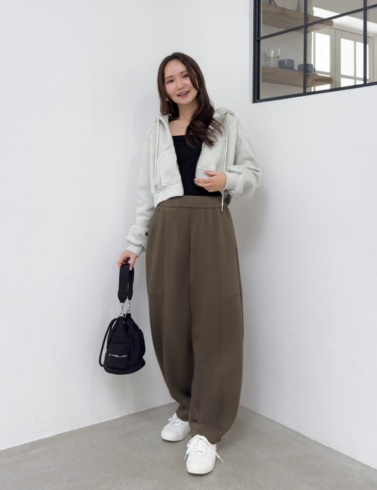 CINEMATIQ 【ベーシックライン】ダブルポケットカーブパンツ カーキ 正面 モデル着用