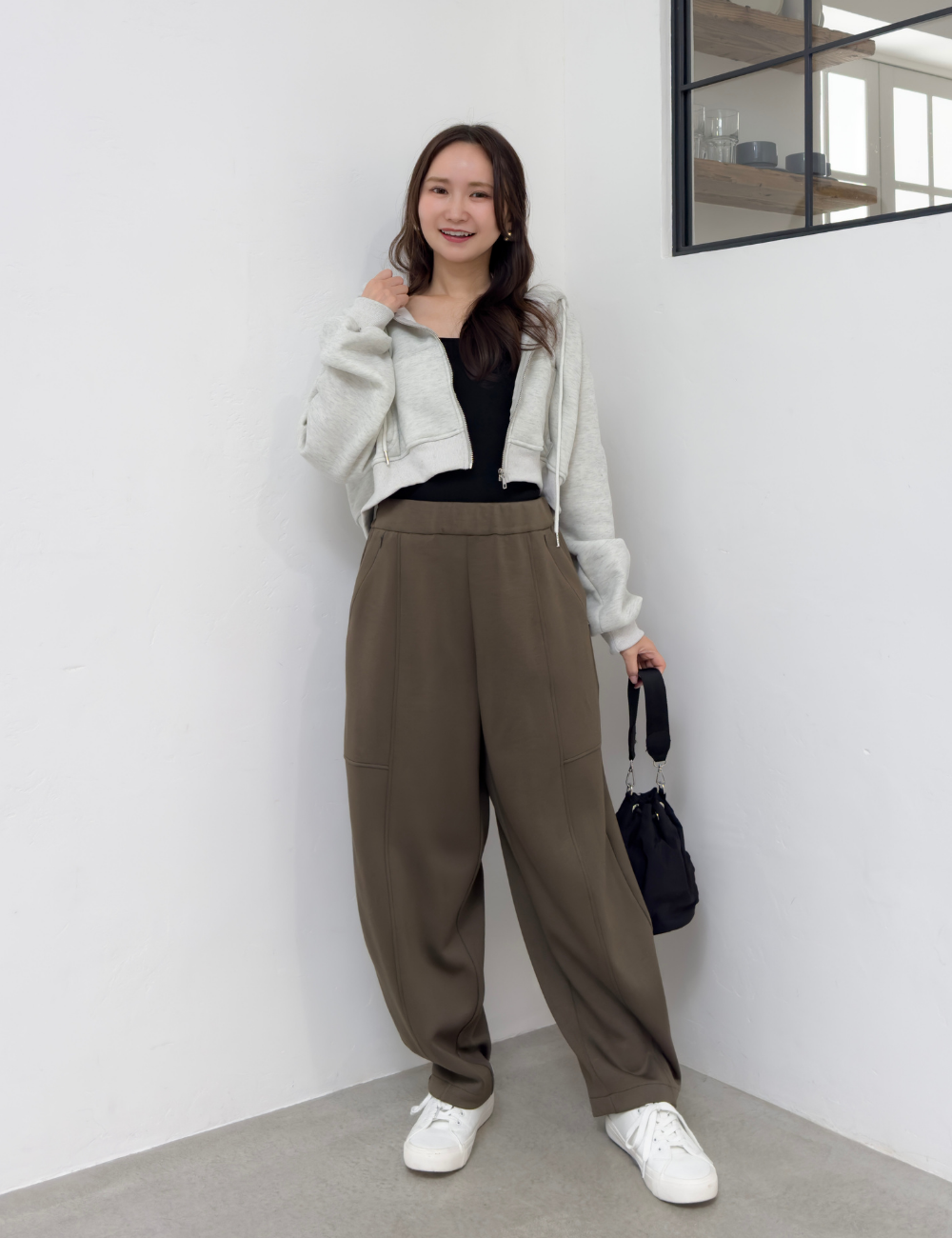 CINEMATIQ 【ベーシックライン】ダブルポケットカーブパンツ カーキ 正面 モデル着用