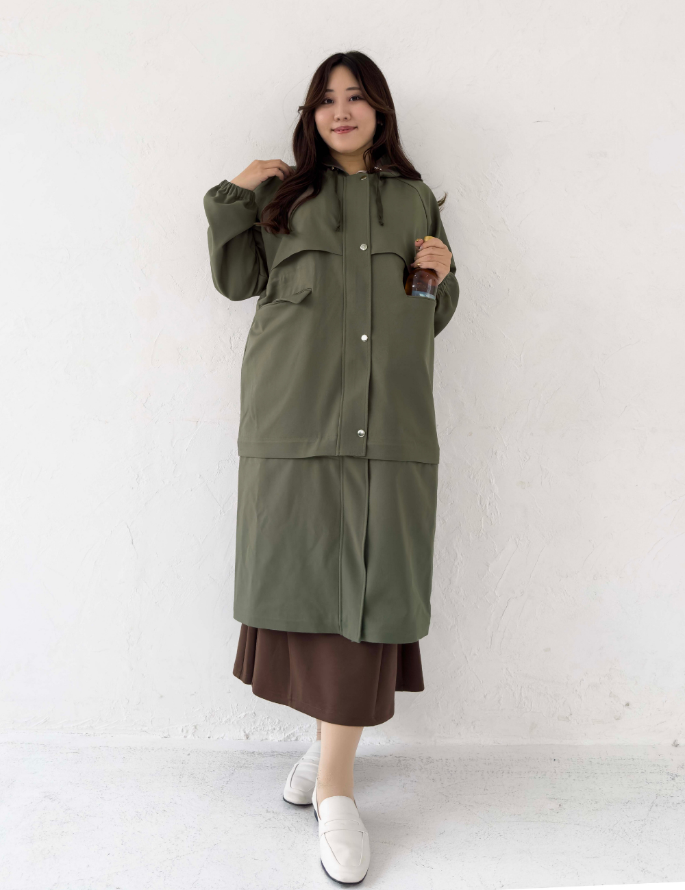 CINEMATIQ 【日本製制電生地】デイリーBAGレインコート カーキ 正面 モデル着用