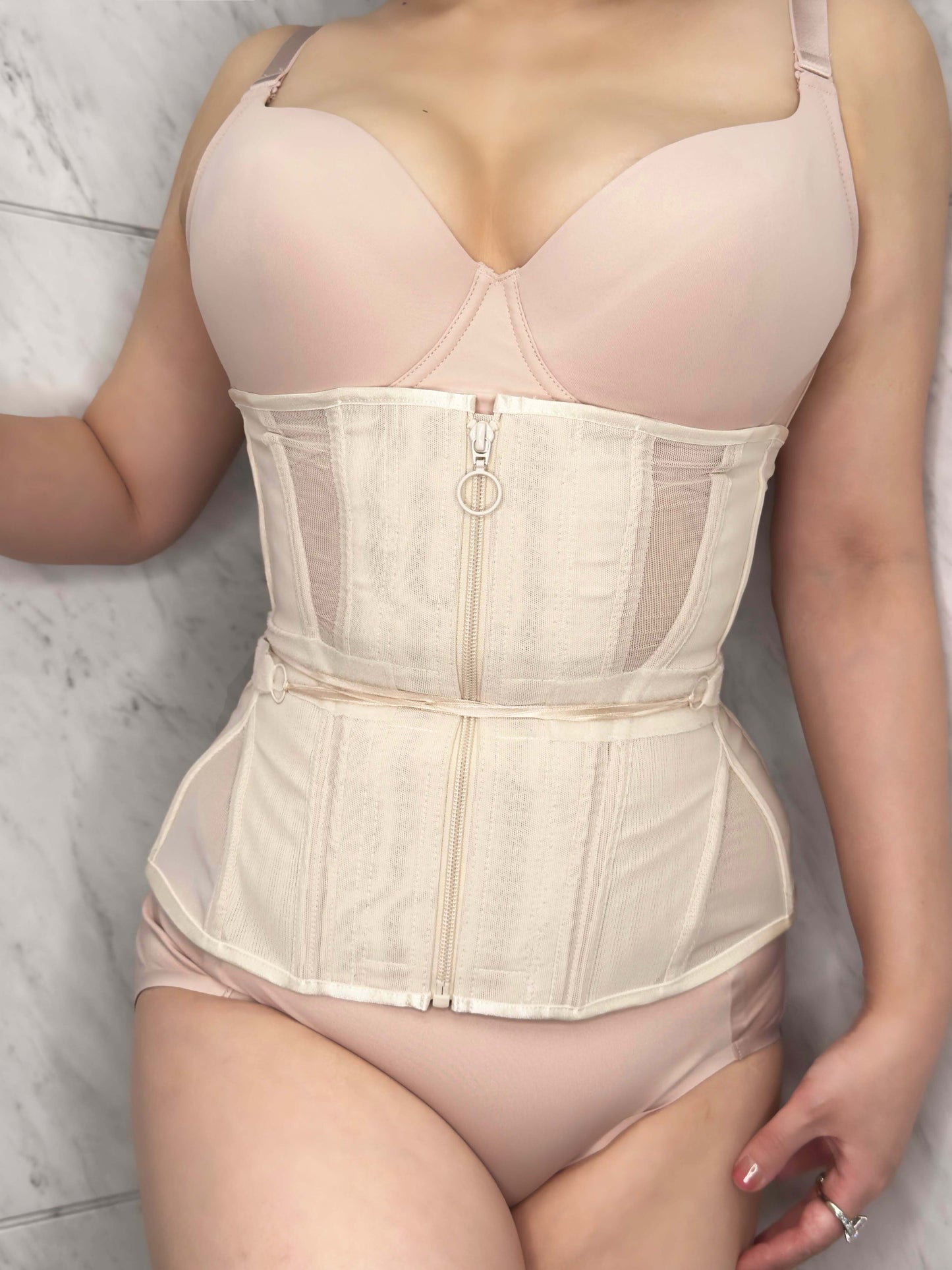 Enchanted Corset 新2026日本製　Venus（ヴィーナス） ベージュ 正面 モデル着用