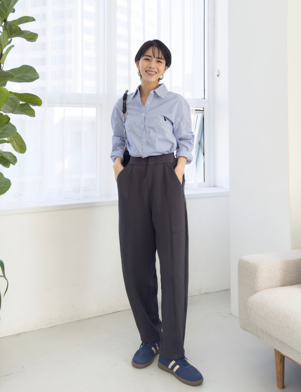 CINEMATIQ 【ベーシックライン】ダブルポケットカーブパンツ ダークグレー 正面 モデル着用