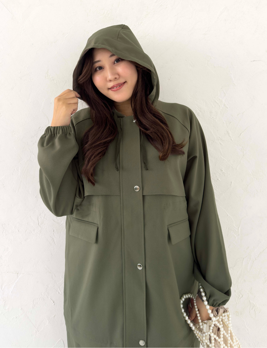 CINEMATIQ 【日本製制電生地】デイリーBAGレインコート カーキ アップ モデル着用