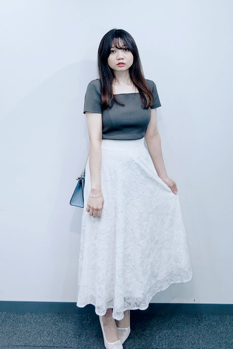 刺繍のレースをたっぷり使ったスカートのオフィスコーディネート