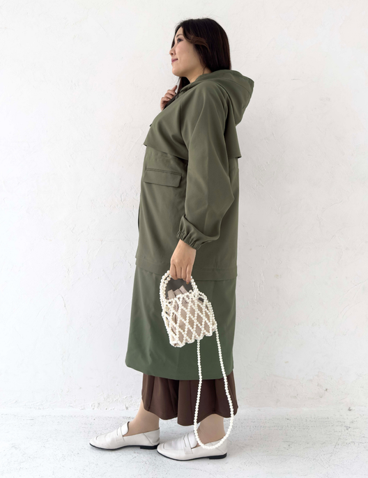 CINEMATIQ 【日本製制電生地】デイリーBAGレインコート カーキ 横 モデル着用