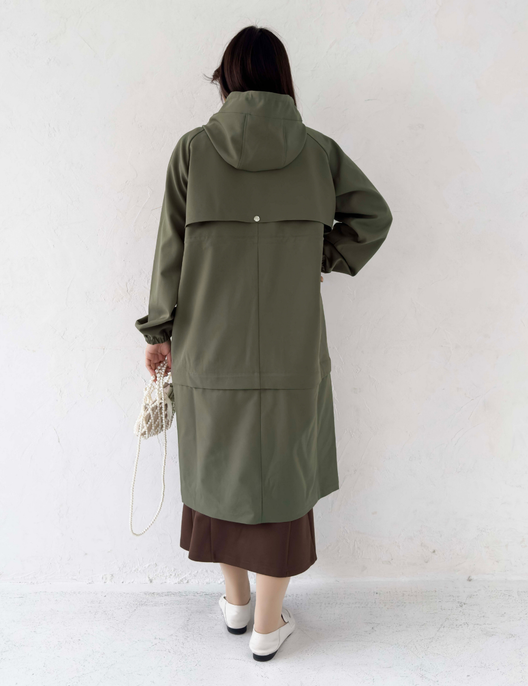 CINEMATIQ 【日本製制電生地】デイリーBAGレインコート カーキ 背面 モデル着用