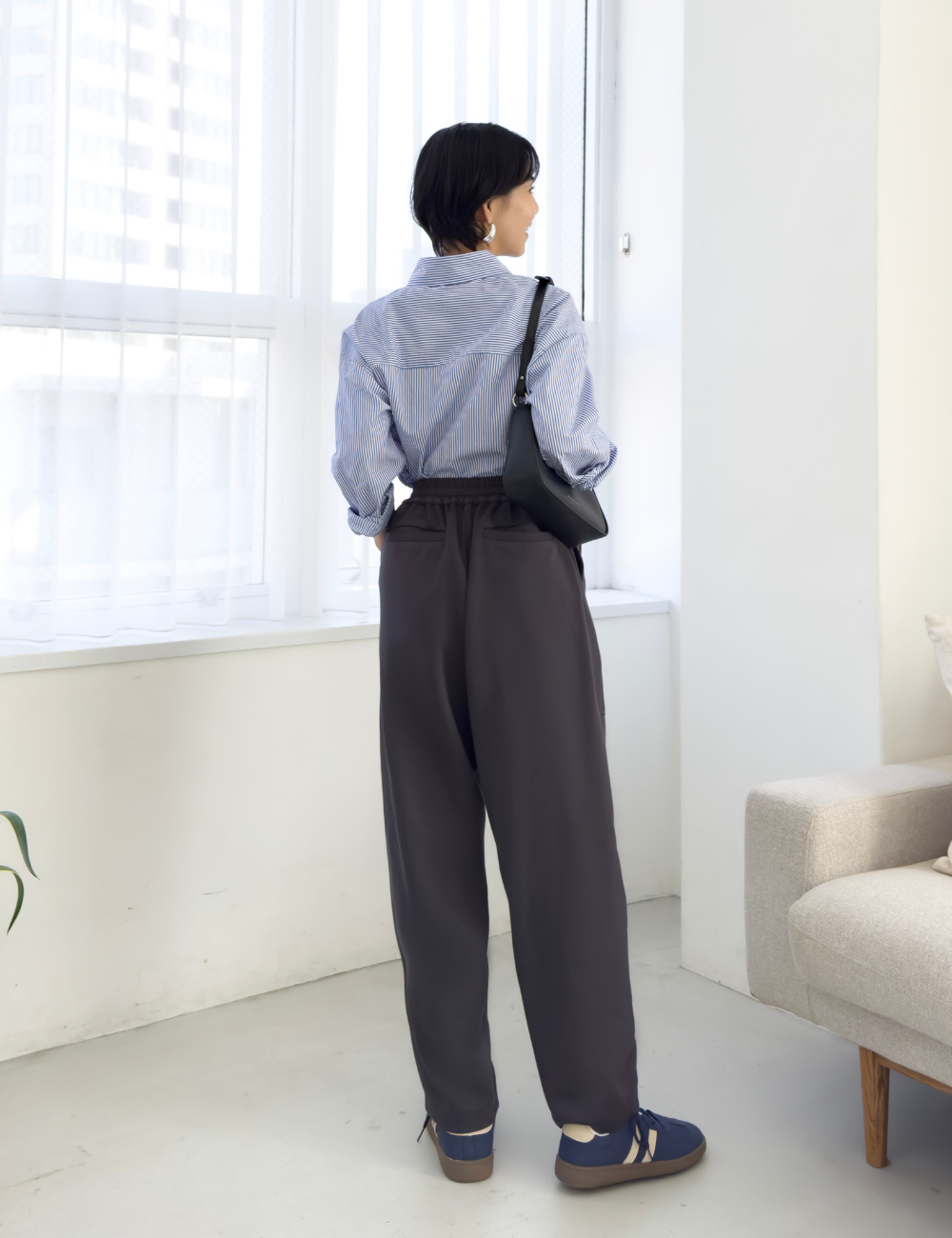 CINEMATIQ 【ベーシックライン】ダブルポケットカーブパンツ ダークグレー 背面 モデル着用