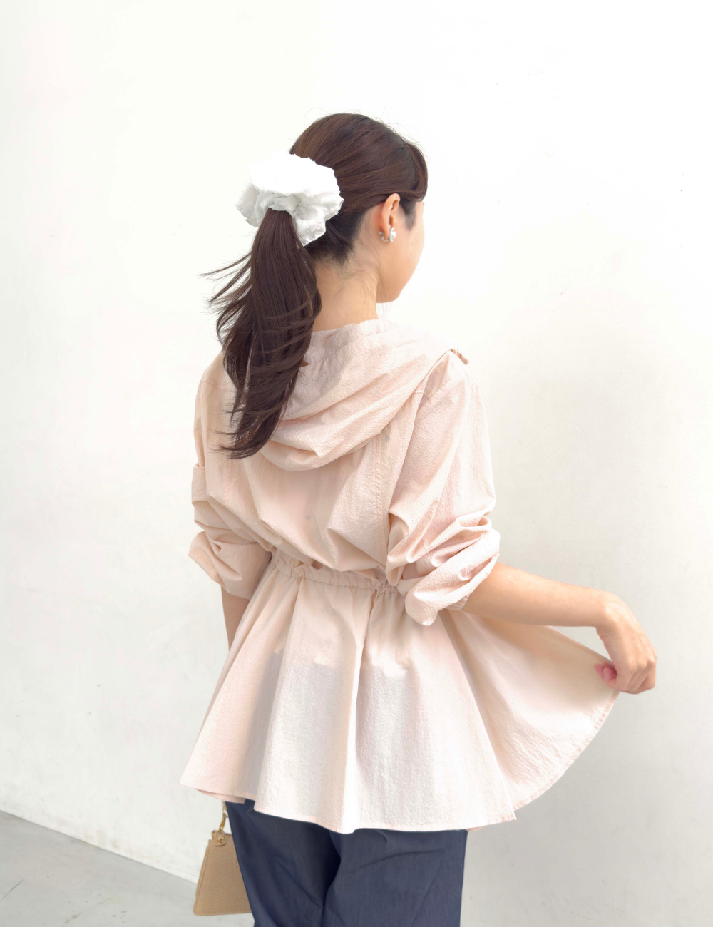 CINEMATIQ 撥水UVカットパーカー ライトピンク 背面 モデル着用