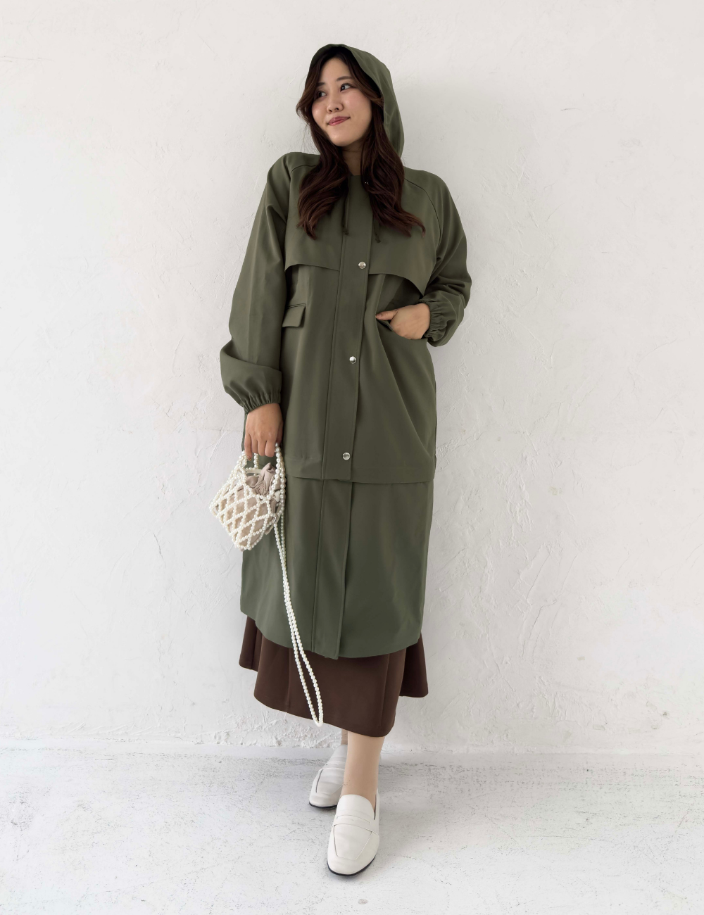 CINEMATIQ 【日本製制電生地】デイリーBAGレインコート カーキ 正面 モデル着用