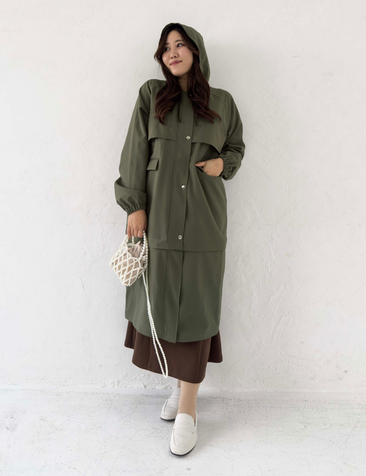 CINEMATIQ 【日本製制電生地】デイリーBAGレインコート カーキ 正面 モデル着用