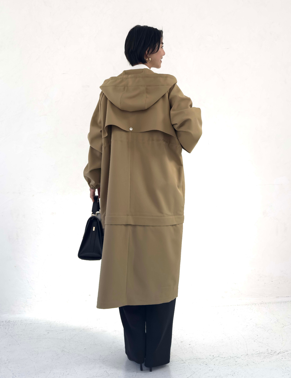 CINEMATIQ 【日本製制電生地】デイリーBAGレインコート サンドベージュ 背面 モデル着用