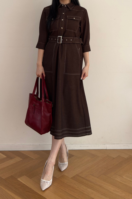 ブラウン×レッド。落ち着いた大人のデニムライクシャツワンピを使ったコーディネート