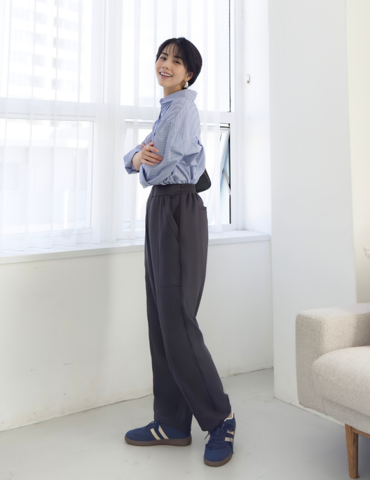 CINEMATIQ 【ベーシックライン】ダブルポケットカーブパンツ ダークグレー 横 モデル着用