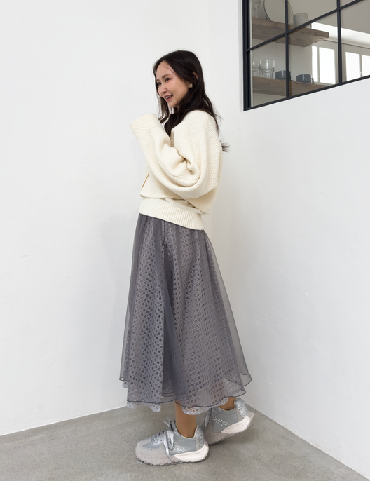 CINEMATIQ チュールレイヤードスカート グレー 横 モデル着用