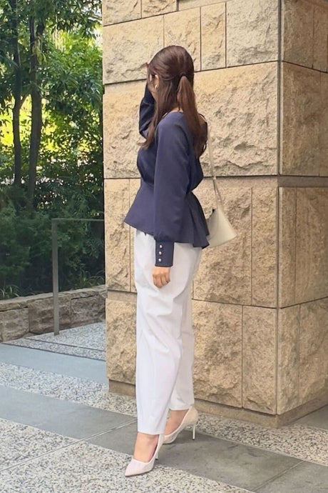 首が長く見えるトップスでコーディネート