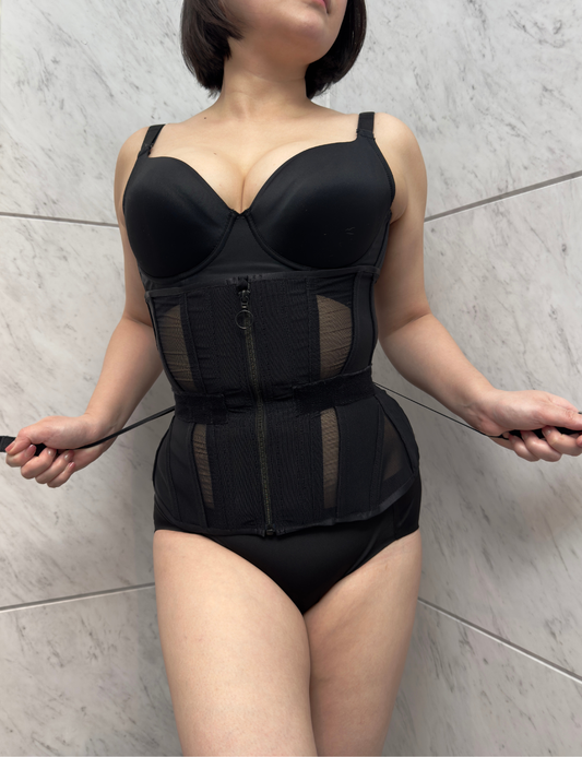 Enchanted Corset 新2026日本製　Venus（ヴィーナス） ブラック 正面 モデル着用