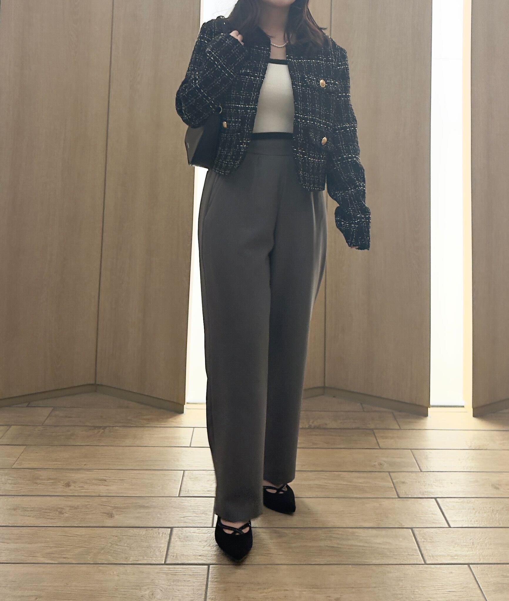 バレルレッグパンツを使ったオフィスカジュアルなコディネート