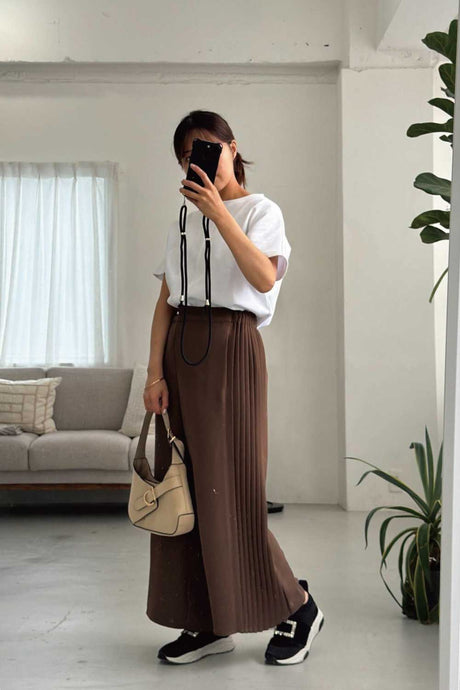 横のプリーツが綺麗でかわいいコーディネート